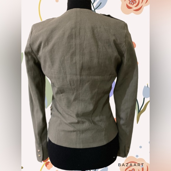 H & M  blazer 
Long sleeve- 2 side pockets 
Size 4 
EUR 34
160/80A
96% ALGODÓN - Picture 10 of 16